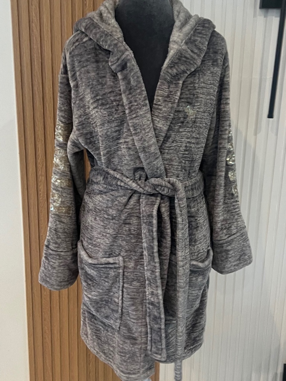 Victoria’s Secret PINK Plush SUPER SOFT Hooded Robe XS Gray Sequin Sleeve Cozy